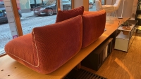 Vorschau: COR Jalis 21 Sofa 2 Sitzer Cord Samt Stoffsofa 9072 kurbis Ausstellungsstuck Rucken links Vorschau: COR Jalis 21 Sofa 2 Sitzer Cord Samt Stoffsofa 9072 kurbis Ausstellungsstuck Rucken links