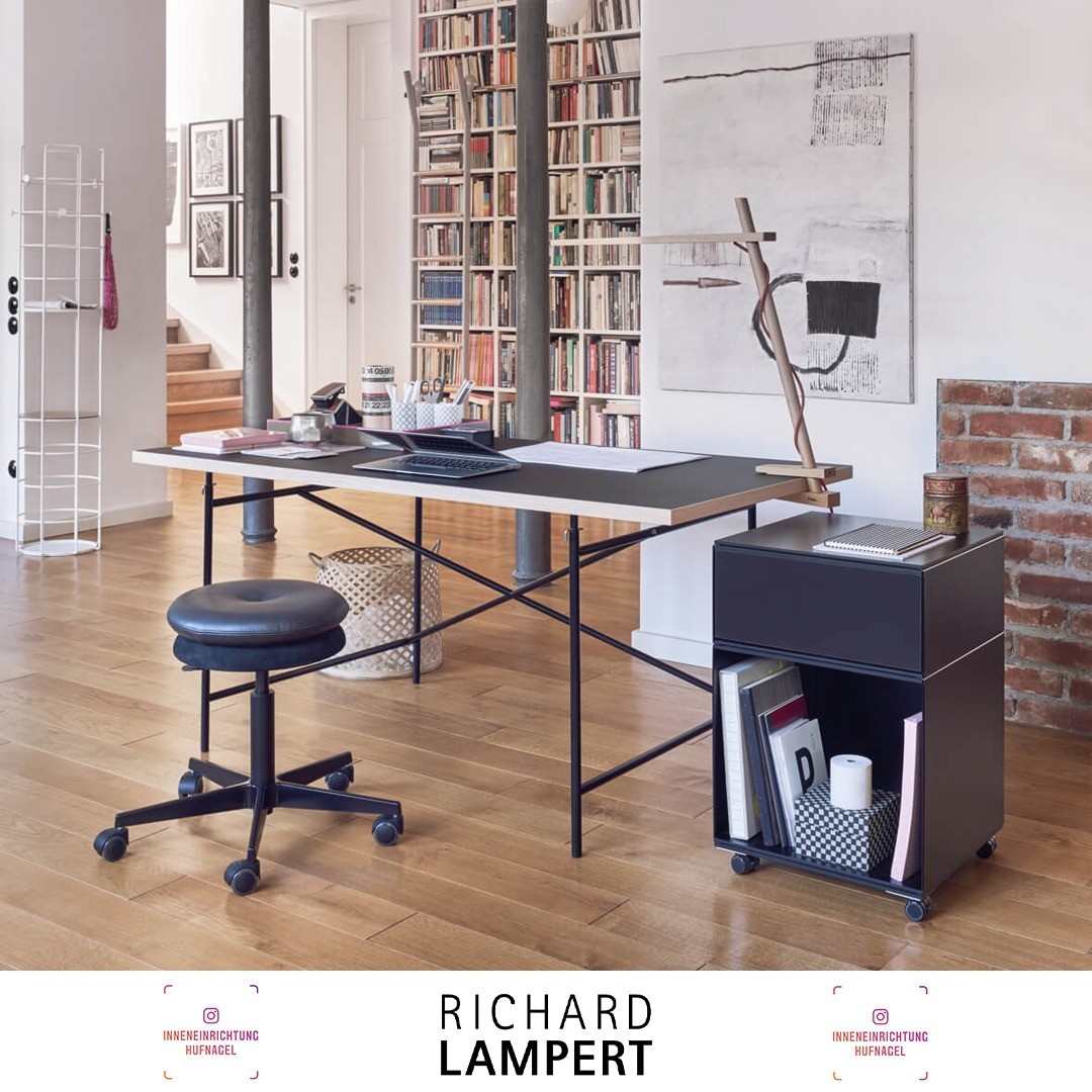 | Richard Lampert Eiermann 1 & Mr. RoundSpannend und einmalig. Der Original Eiermann Tisch von Egon Eiermann aus dem Jahr 1953 exklusiv nur von Richard Lampert, ein veritabler und einzigartiger Möbelklassiker. Die reduzierte Konstruktion des Gestel