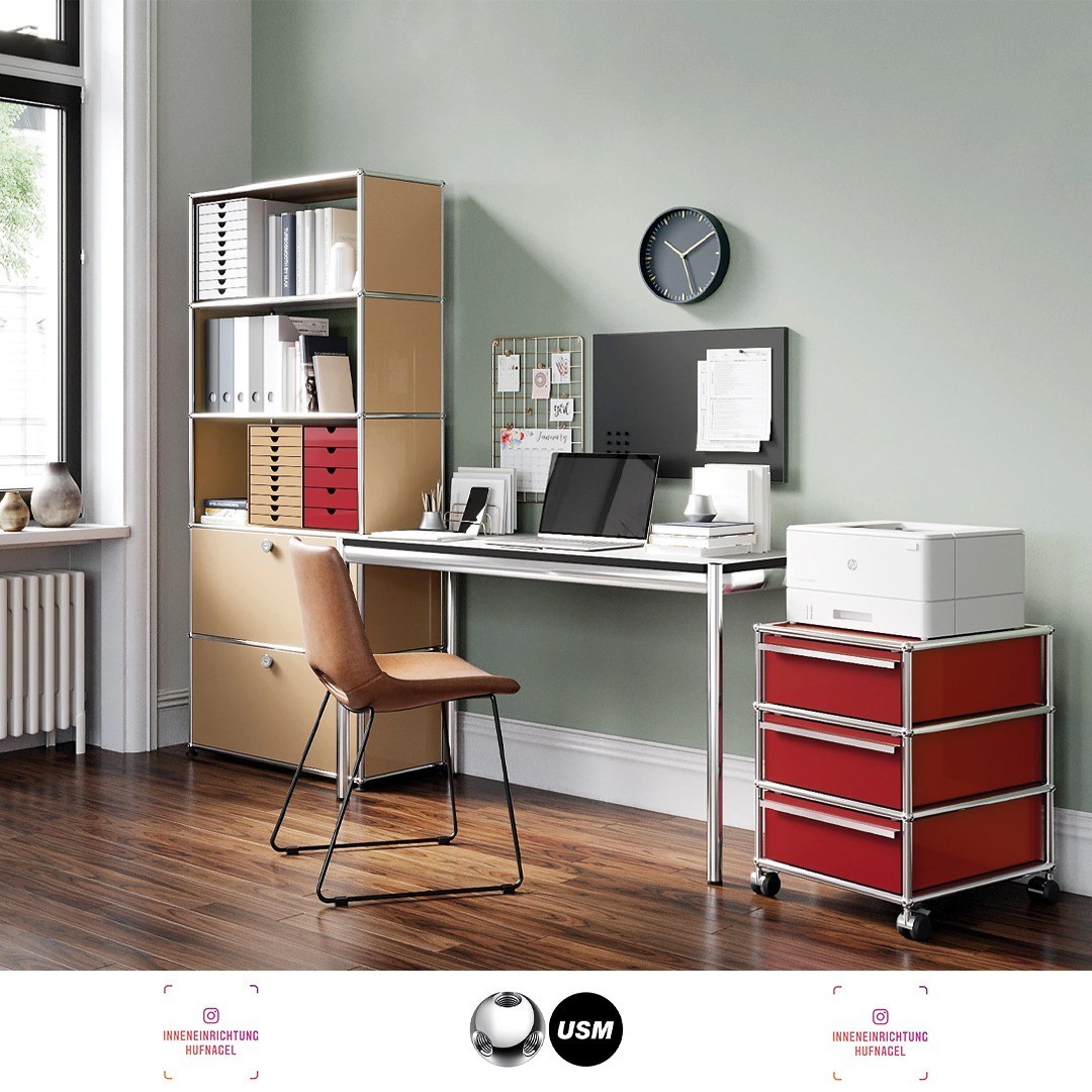 | USM Haller Home OfficeMehr und mehr Menschen arbeiten zuhause im Homeoffice. Sei es, weil das schon immer ihre bevorzugte Arbeitsform war oder aufgrund behördlicher Vorgaben. Was aber die meisten gleichermaßen betrifft, ist der Mangel an Raum für