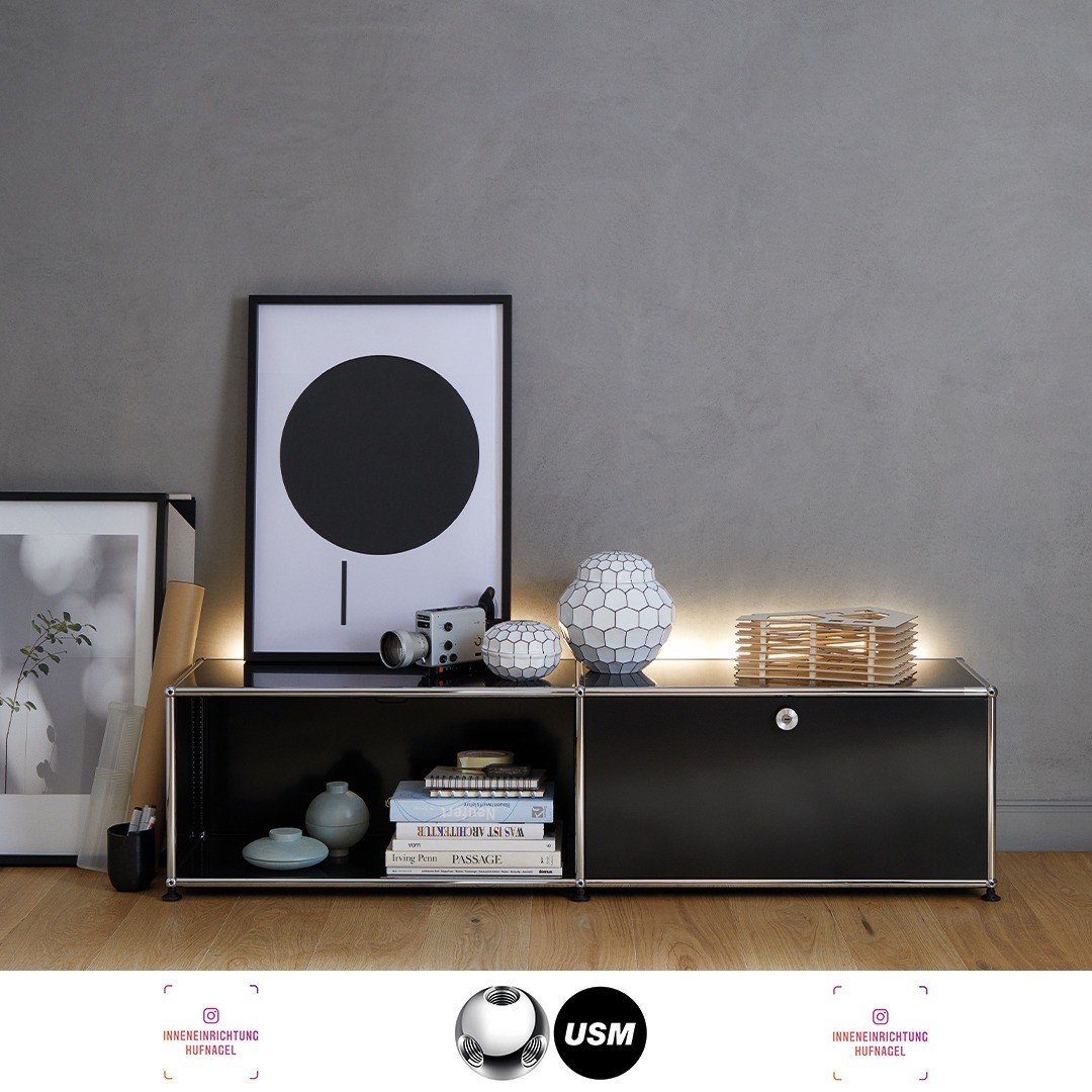 | USM Haller E - The classic in a new lightUSM bietet modulare Möbelbausysteme für zeitgemäße Wohn- und Arbeitsumgebungen. Seit 50 Jahren.Es werde LichtDie Produktinnovation USM Haller E macht Licht und Energie zum Kreativpotenzial des Möbe
