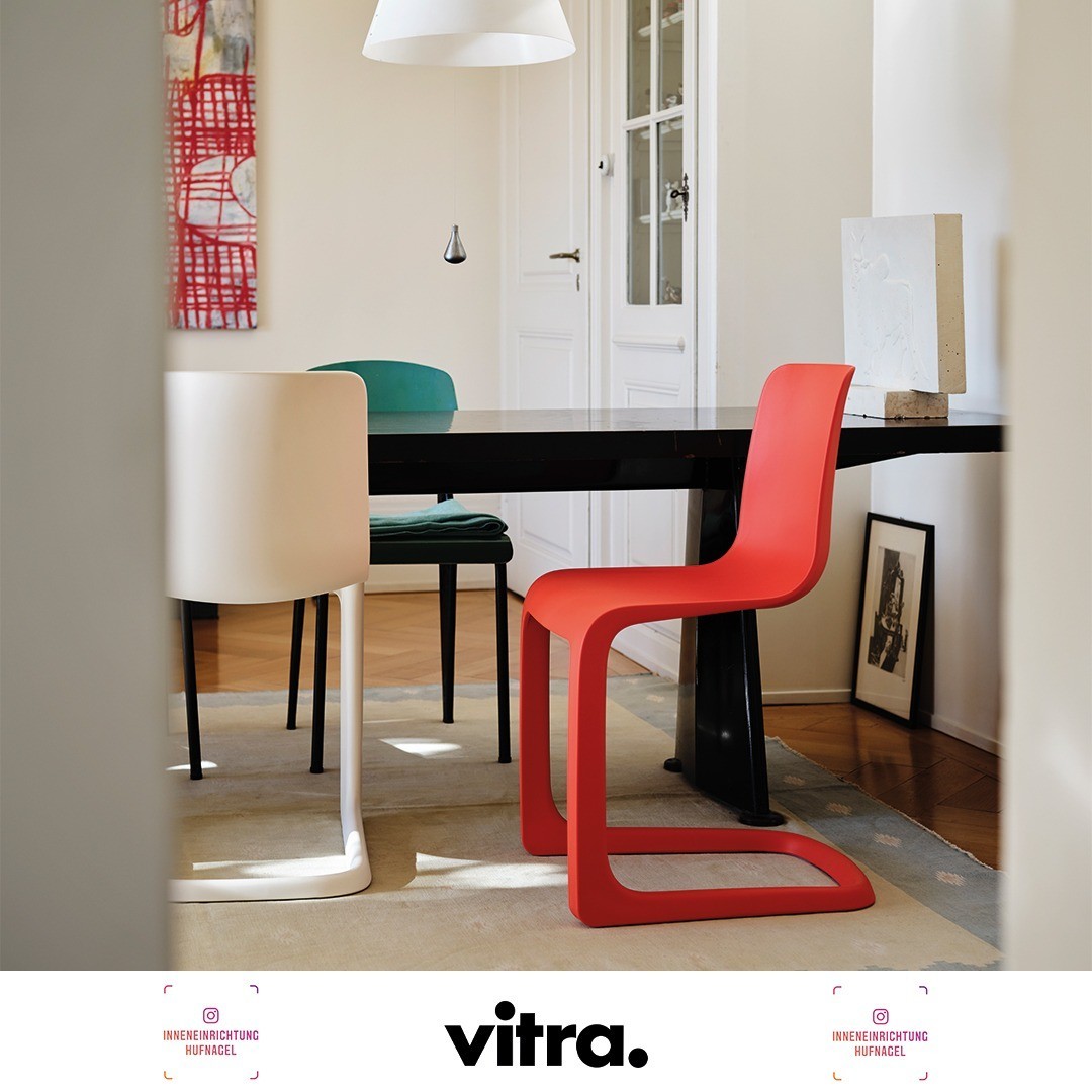 | Vitra EVO-C StuhlJasper Morrison ist bekannt für seine pragmatische und minimale Linie. So war auch bei dem EVO-C Freischwinger klar, alles, was nicht notwendig ist, wegzulassen. Die Form des komplett aus zu 100 % recycelbarem Polypropylen gefert