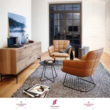 | Freifrau Manufaktur® Marla Easy Chair HighDie kissige Stepp-Otpik von Lounge-Chair "Marla High" soll die Beweglichkeit eines Stuhls mit dem Komfort eines Sofas verbinden – in die weichen, großzügig abgesteppten Polster des Kissenstuhls möchte man