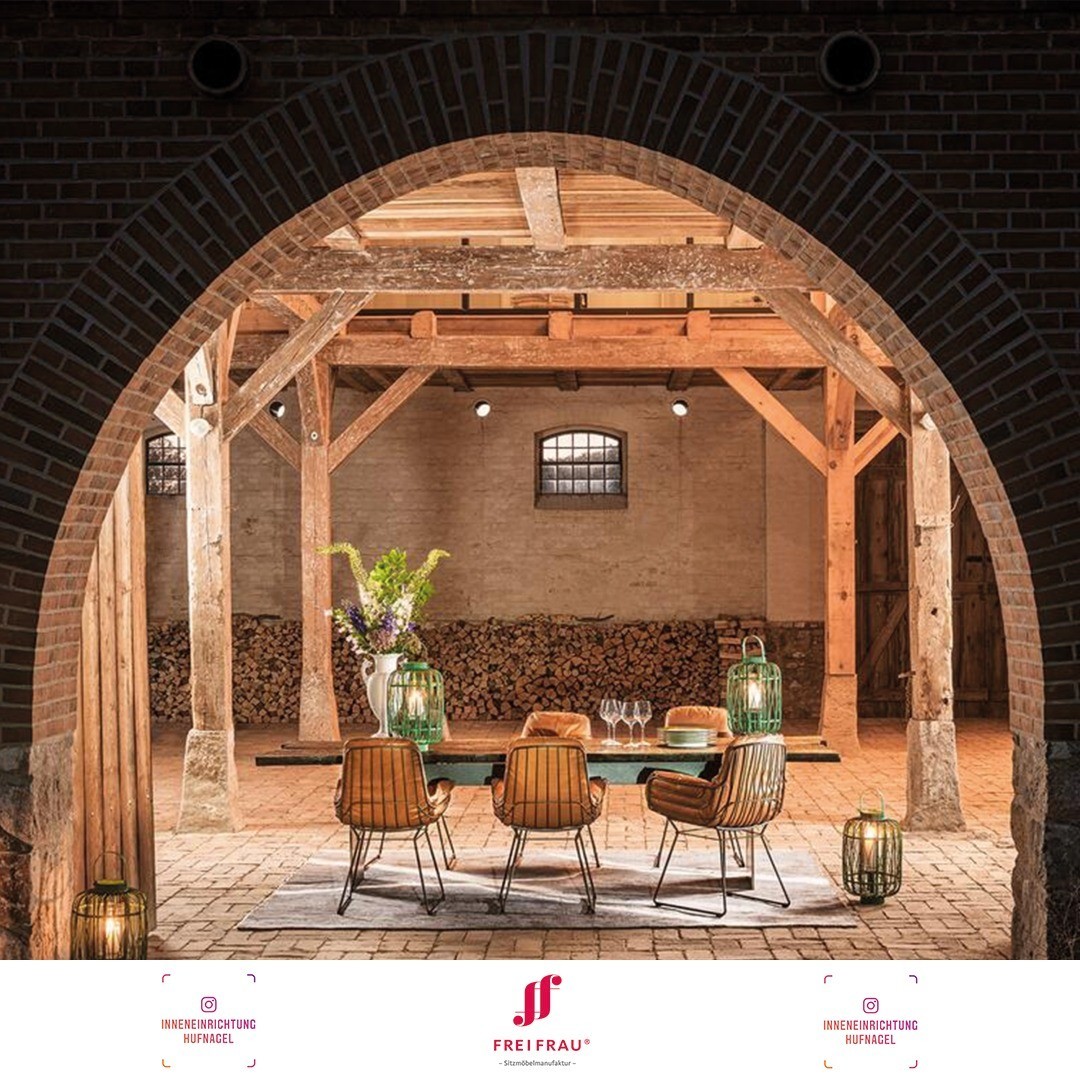 | Freifrau Manufaktur Leyasol & Janua Möbel SK 01 Monolith®Der Berliner Architekt Thomas Kröger hat sieben wundervolle Häuser in der Uckermark entworfen. Eines davon ist die Rote Scheune, ein umgestalteter Kuhstall, in dem wir neue und bewährte Mod