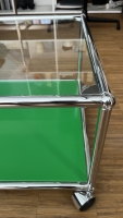 Vorschau: USM Haller Glas Beistelltisch auf Rollen USM grun Detail Vorschau: USM Haller Glas Beistelltisch auf Rollen USM grun Detail