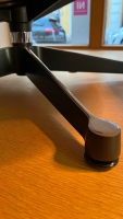 Vorschau: Vitra Eames Lounge Chair und Ottoman Kastanie natur Calma pine green Gestell poliert Seiten schwarz Ausstellungsstuck Gestell Vorschau: Vitra Eames Lounge Chair und Ottoman Kastanie natur Calma pine green Gestell poliert Seiten schwarz Ausstellungsstuck Gestell