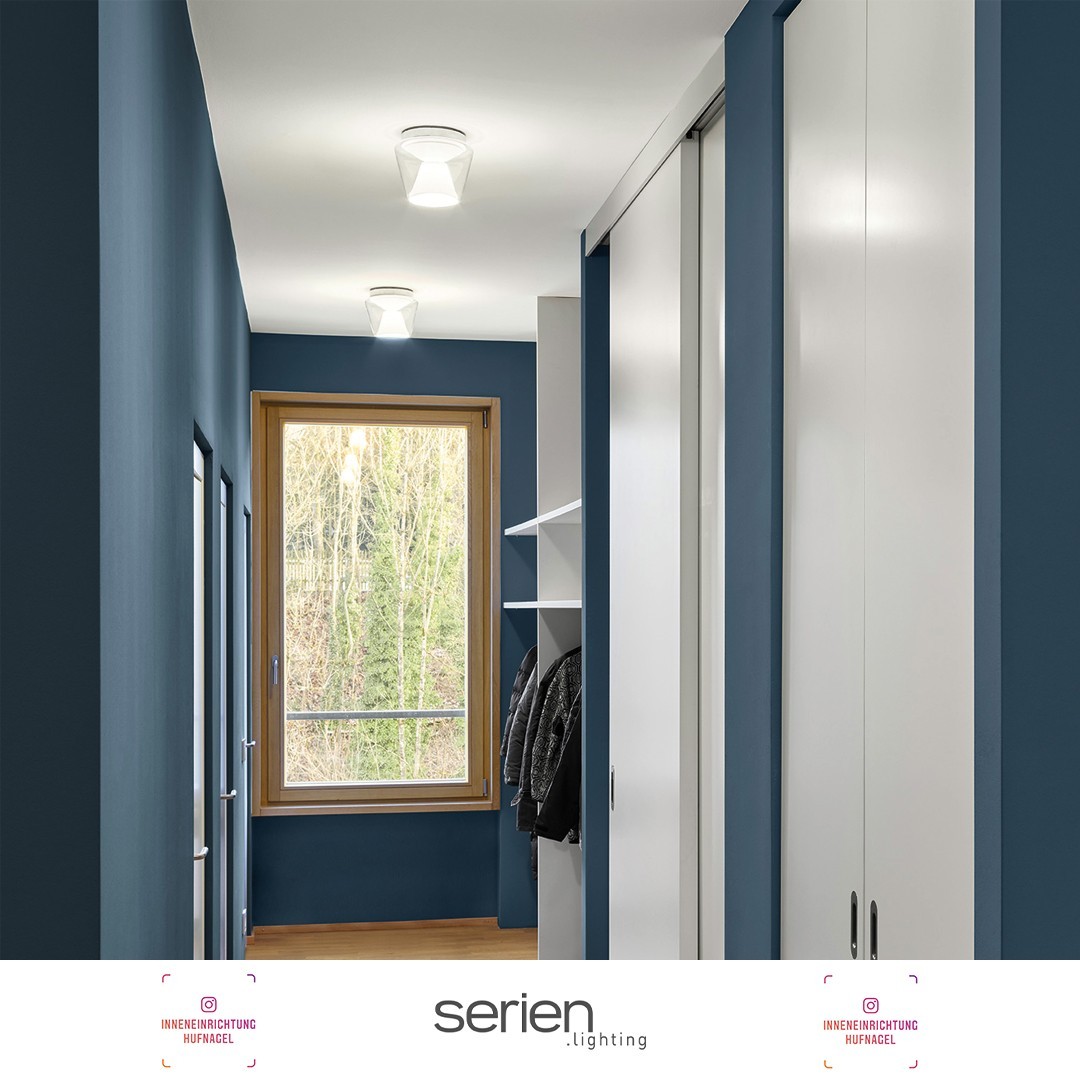 | Serien Lighting ANNEX CeilingEine geradezu archetypische Deckenleuchte mit dem Mehr an Funktionalität, auf das wir Wert legen: drei verschiedene Größen korrespondieren mit den Proportionen Ihrer Räume. Mit den unterschiedlichen Reflektoren im Inn